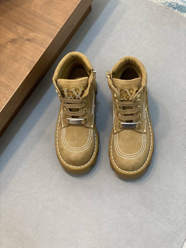 Loui* Vuitto* x Timberlan* 添柏岚 联名款 老花 大黄靴 及踝靴 短靴，LV x Timberland 及踝靴取材 Monogram