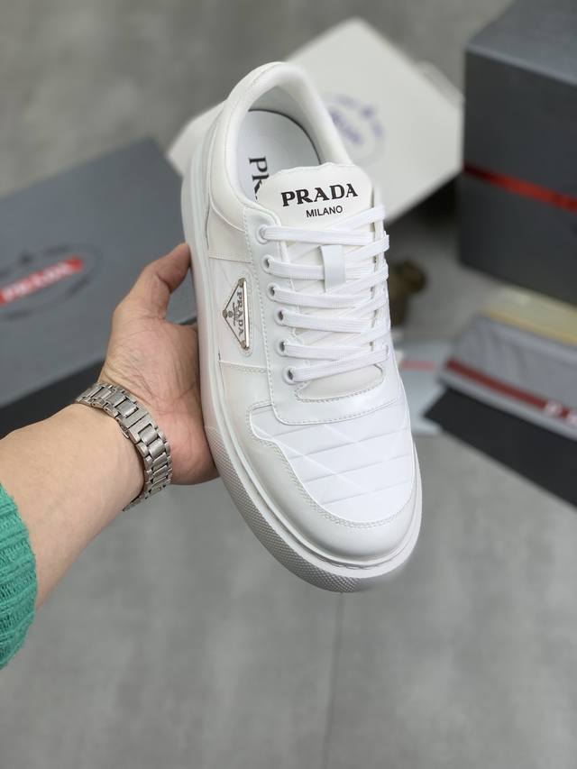 工厂价 实价 高品质牛里 PRADA普拉达 新款男鞋官网最新款上市了1：1复制，香港专柜同步，走秀同台；全部采用进口飞织鞋面进口透气面料配牛皮内里、橡胶大底原版
