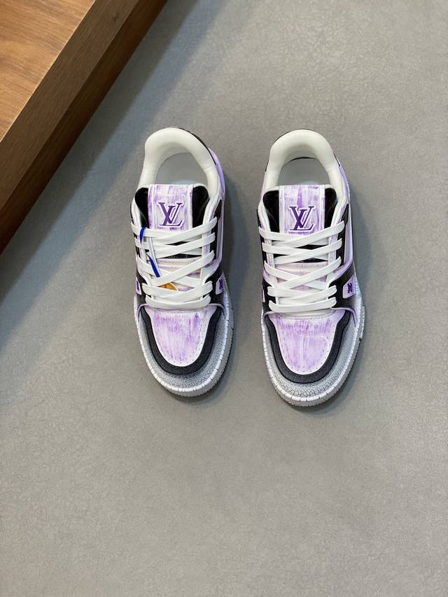 L. v TRAINER 情侣款水洗渐变运动鞋 重工打造特别版 采用水染小牛皮水洗工艺，精致单品，后部 #54 标识遥望品牌诞生的 1854 年，男装艺术总监