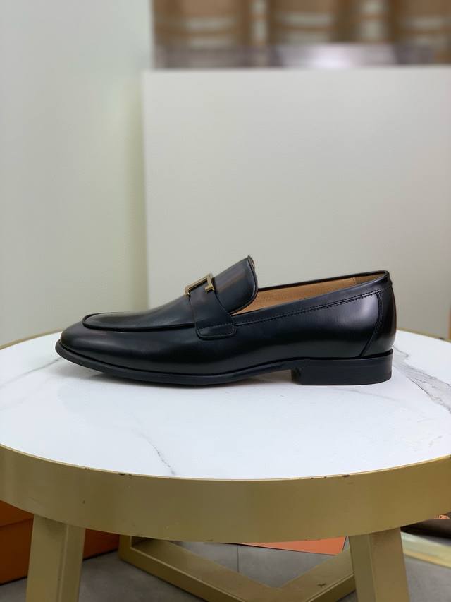 工厂价 真皮大底系列 顶级品质 TODS 托德斯 商务皮鞋，1:1顶级代购品质，鞋面进口精选原版小牛皮，内里垫脚均用进口原版水染牛皮，进口原版订制意大利手工真皮