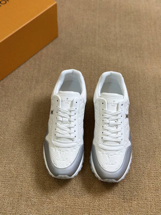 Loui* Vuitto* x Nike 潮酷男士休闲运动鞋，配色无敌，设计思路基本上是延续 THE TEN 的风格，Swoosh 车线、鞋舌标签视觉效果相当熟