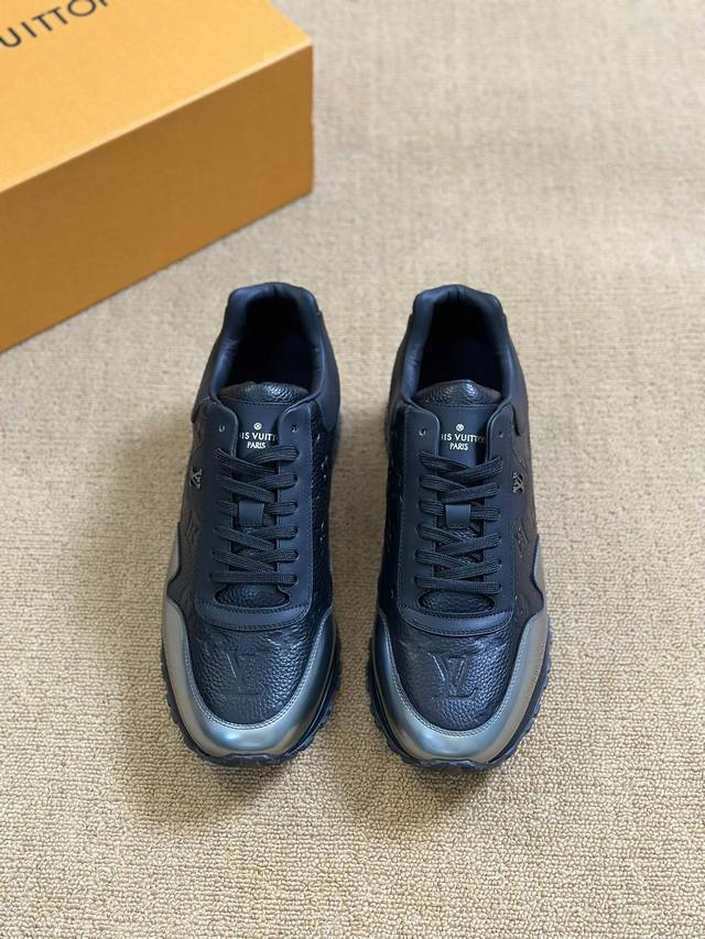 Loui* Vuitto* x Nike 潮酷男士休闲运动鞋，配色无敌，设计思路基本上是延续 THE TEN 的风格，Swoosh 车线、鞋舌标签视觉效果相当熟