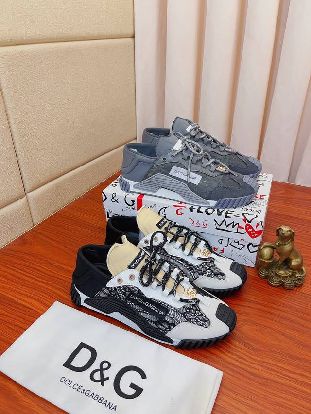 实价： 新款Dolce＆Gabbana DG重工系列，新款休闲时尚鞋版型简洁大气，时尚专属时尚又大方。原版透气绵布+手绘工艺，舒适的透气内里。精致奢华，超A级别