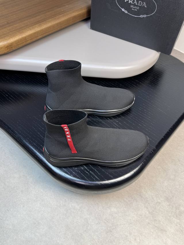 PRADA 普拉达 -高端品质 原单 -鞋面：品牌网帆飞织布布匹、车缝品牌织带 -内里：垫脚；水染牛皮 -大底：超轻TPU发泡 橡胶; 双色成型大底 -超高品控