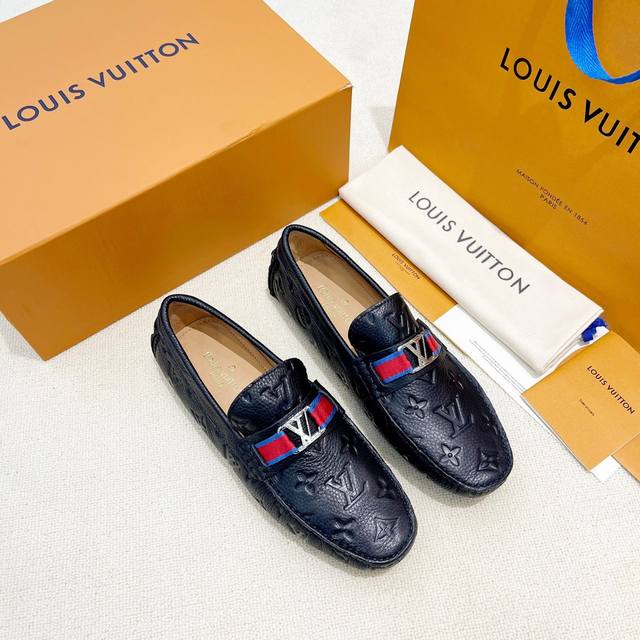 Louis Vuitton 路家高版本豆豆鞋新品来袭 专柜同步发售 原厂配置、意大利进口牛皮面料，全进口水染牛皮里垫，鞋底：原厂特供原版底超级舒适，原厂跟单货