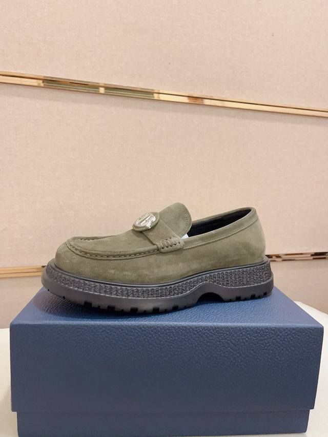 工厂价 迪奥 dior 新款皮鞋，顶级新款专柜同步发售，鞋面意大利进口反绒牛皮配布料，全进口牛皮内里牛皮鞋垫，完全1比1复刻，鞋底：原厂特供原版底，独家活动成型