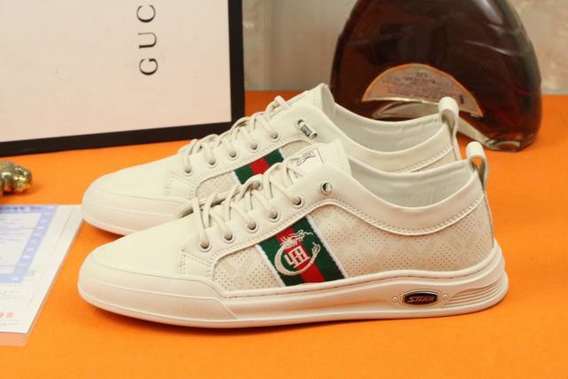 工厂价 高品质 GUCCI 古奇新款上市著名奢侈品牌，专柜同步更新，意大利男鞋时尚杂志季刊封面主推款！鞋面采用意大利进口小牛皮，羊皮内里。原版防滑橡胶大底，上脚
