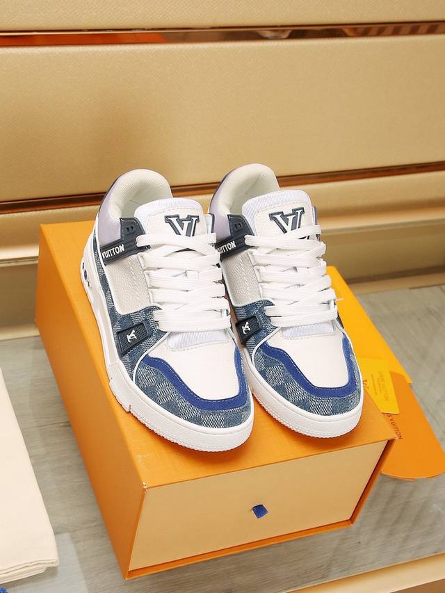 LV Trainer系列 独家实拍专柜同步上线原版本 1:1原鞋鞋开发，上脚非常舒适 做工精细 鞋面由意大利头层小牛皮拼接制成，侧边饰有品牌logo标志及签名，