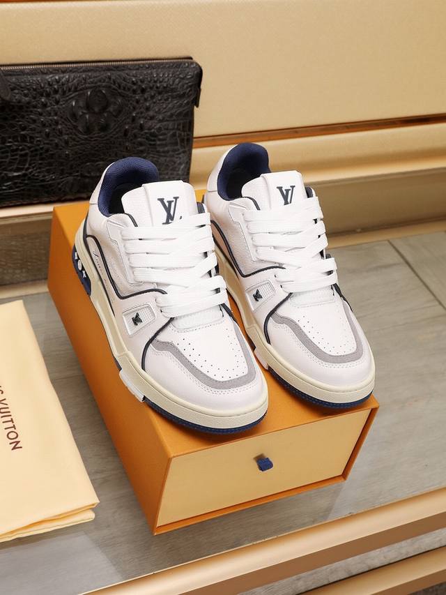 LV Trainer系列 独家实拍专柜同步上线原版本 1:1原鞋鞋开发，上脚非常舒适 做工精细 鞋面由意大利头层小牛皮拼接制成，侧边饰有品牌logo标志及签名，