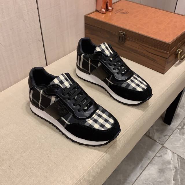 新款: 厂价: 巴宝莉* 最新爆款休闲鞋，顶端品牌奢侈～代购，顶级～质量。鞋面選用进口透气牛皮搭配材质透气羊皮垫脚 精细做工。原版个性时尚柔软橡膠耐磨防滑大底，