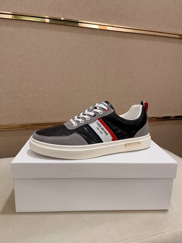 工厂价 高端版羊皮里 thom browne 汤姆 布朗 new york 汤姆再上爆款！这个邪魅酷感的新锐品牌 让我们在这个夏天有了放松 时髦 个性的新选择
