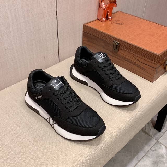新款: 厂价: 阿玛尼ARMANI* 最新爆款休闲鞋，顶端品牌奢侈～代购，顶级～质量。鞋面選用进口透气牛皮搭配布材质透气羊皮垫脚 精细做工。原版个性时尚柔软橡膠