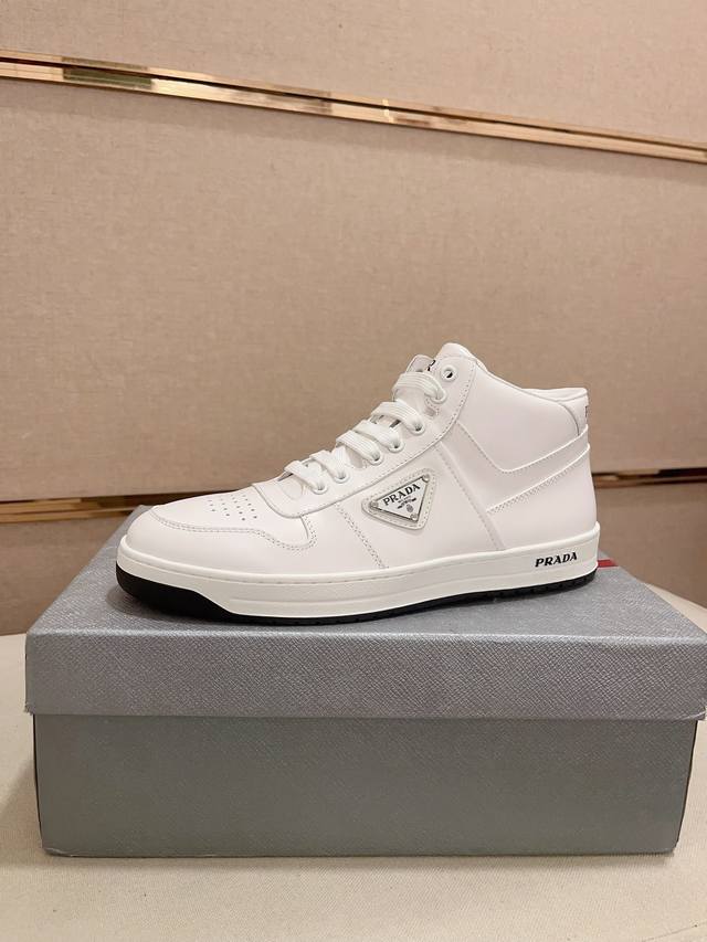 工厂价 高版本 高品质新款高帮PRADA 普拉达 专柜同步上市， 新款男鞋、面料精选高科技滴胶工艺制作而成。内里:全牛皮内里。高端气垫开模防滑橡胶大底，精美线条