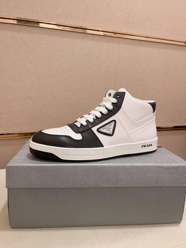 工厂价 高版本 高品质新款高帮PRADA 普拉达 专柜同步上市， 新款男鞋、面料精选高科技滴胶工艺制作而成。内里:全牛皮内里。高端气垫开模防滑橡胶大底，精美线条
