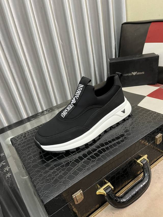 Armani 阿玛尼新款时尚休闲鞋精心打造国际品牌 此款休闲鞋集优质面料与精湛工艺于一身，鞋面选用头层牛皮制成！透气网布内里羊皮垫脚。上脚效果帅气有型，轻质T