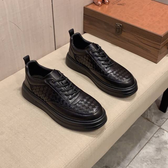 新款: 厂价: 普拉达PRADA* 最新爆款休闲鞋，顶端品牌奢侈～代购，顶级～质量。鞋面選用进口透气牛皮搭配材质透气羊皮垫脚 精细做工。原版个性时尚柔软橡膠耐磨