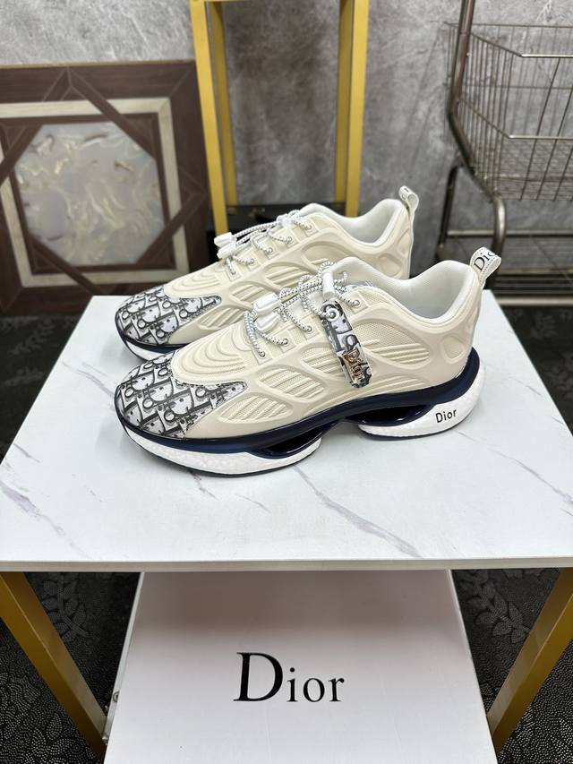 Dior-迪奥 来自法国 众多时尚超模首选品牌 做工精细 采用进口原版布面料 羊皮内里 原版开模耐磨大底 给予你色彩斑斓的时尚 尺码 size :38-44。