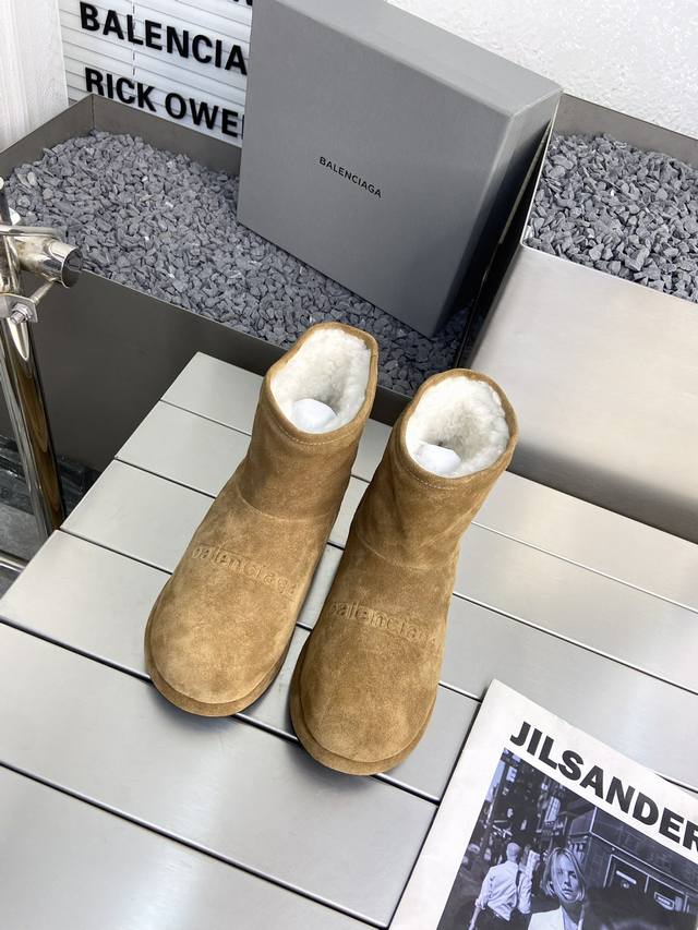 BALENCIAGA巴黎世家新款勃肯毛拖.雪地靴 勃肯毛拖24秋冬秀款 脚感很舒服，原版麂皮面料随便简便穿搭 羊毛里 超级暖和 balenciaga正面大log