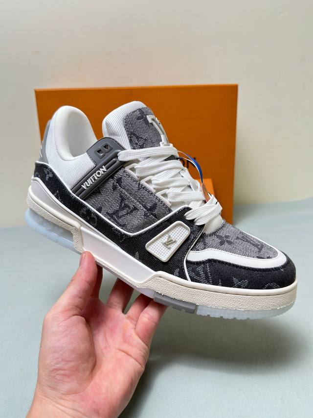 LV TRAINER系列运动鞋男款出货 Virgil Abloh 向篮球鞋设计汲取灵感，推出标志性 LV Trainer 运动鞋，此款取材Monogram 丹宁