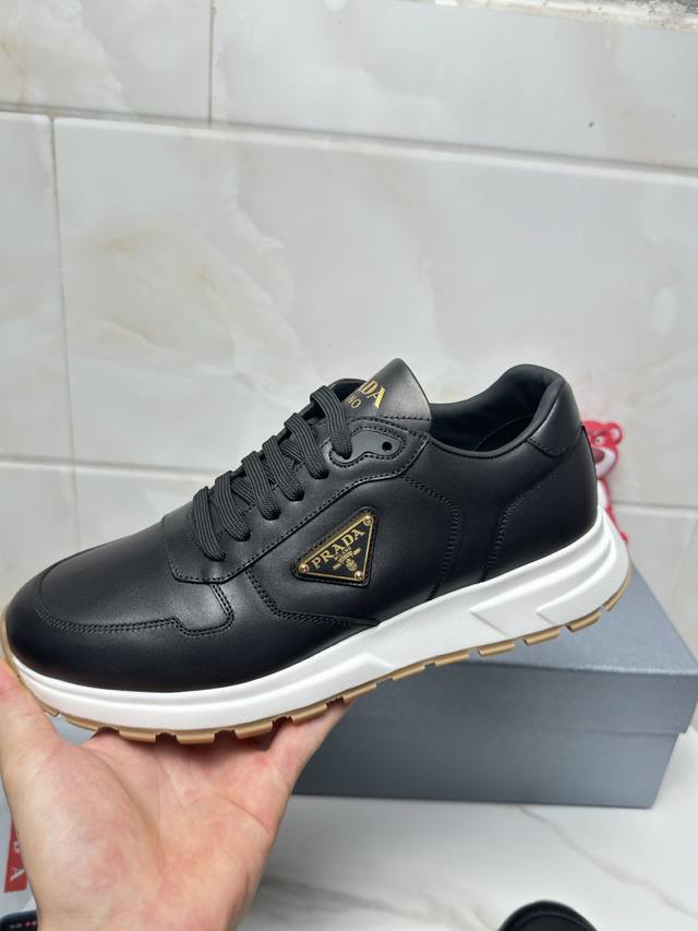 品牌：PRADA 普拉达 等级： 原单品质 鞋面：丝绸牛皮 内里：牛皮里+牛皮踮脚 原版：TPU+发泡组合底 颜色：实物图 码数：38-45 45定做不退换