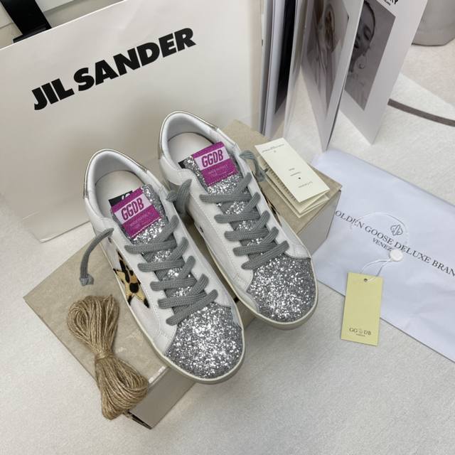 女 ，男+10 .此款为定制色 Golden Gse Deluxe Brand SUPER TAR N双正品拆解打版# 市场最优不服来比 # 火红程度比小白鞋还