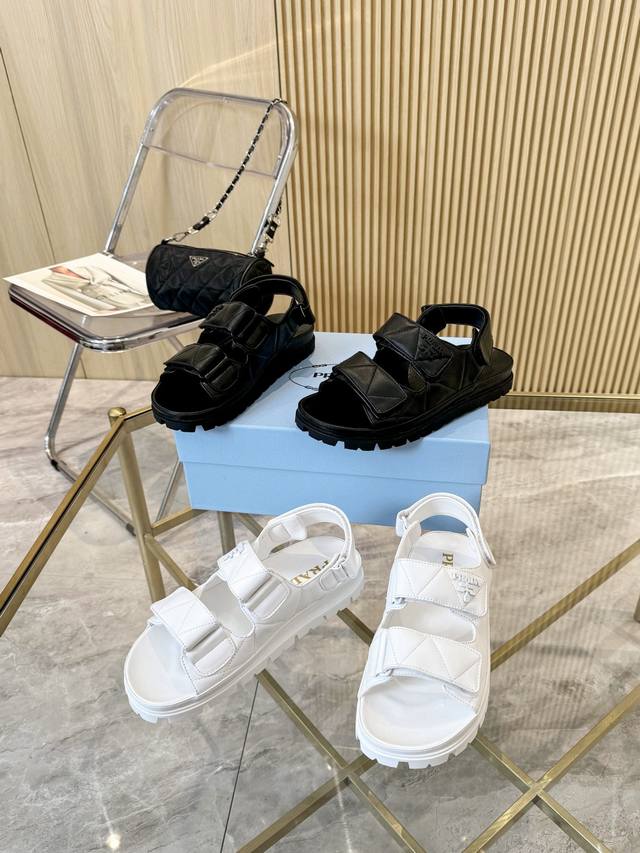 PRADA普拉达春夏走秀新款凉鞋系列 经典齿轮底凉鞋 混种羊皮面 小羊皮内里 原版五金1：1开发 脚感柔软细腻 舒适度极高 百搭款 原版tpu大底 轻轻松松驾驭