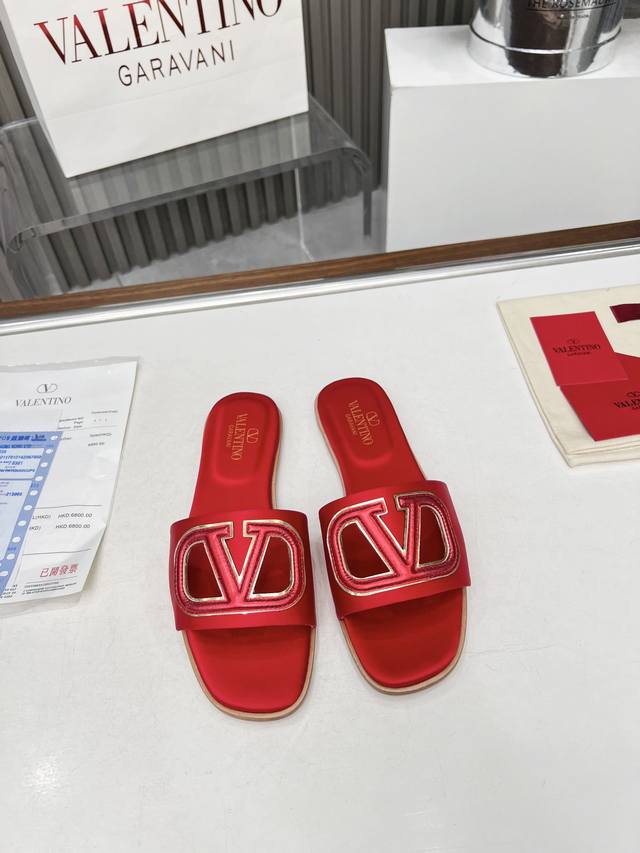 顶级版本2024春夏吴千语新款Valentino华伦天奴镂空平底拖鞋。鞋面3D压制大logo V家品牌标识。切边更是加上油边工艺无毛刺更清爽。垫脚也是3D立体商