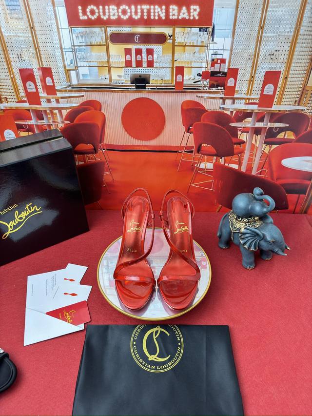 S带光面凉鞋w. Price ： RMB size：34码-43码 34.40.41.42.43.定做不退不换 Heel：10 cm Colour： 黑，红，金