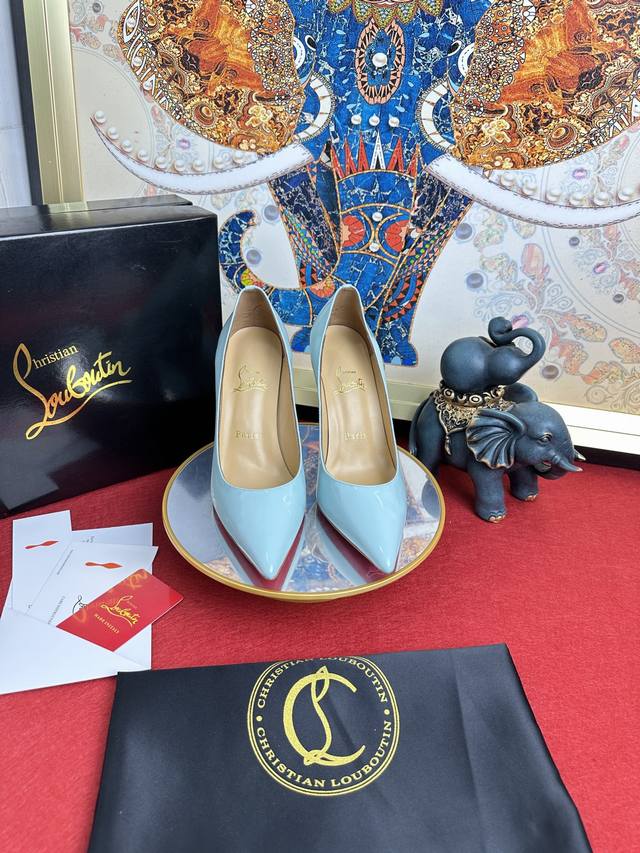 漆皮单鞋 经典款 Price： Size：34-44 34.40.41.42.43.44半码定做不退换 Colour：黑，白， 裸 ，红 ，蓝色，浅蓝，粉色 其