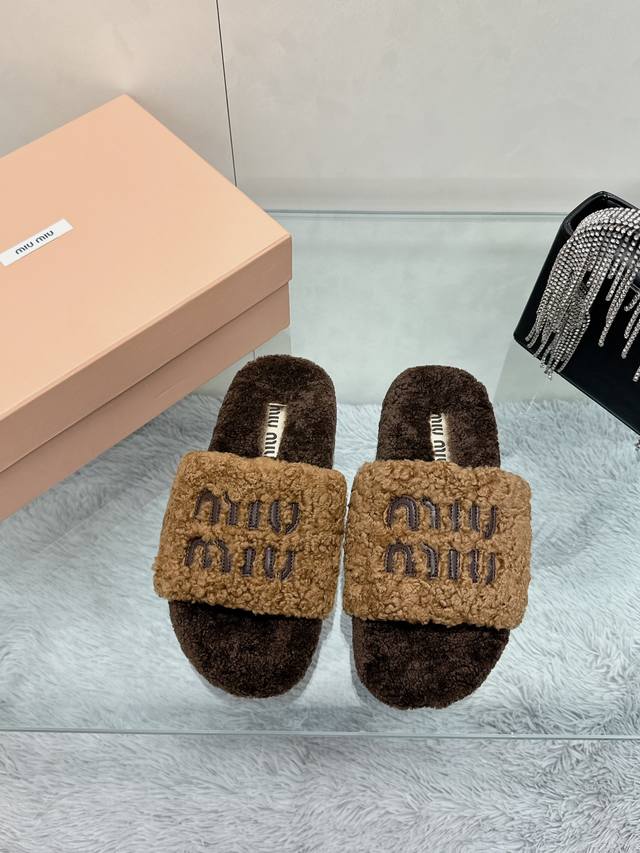 工厂价： 百分百真羊毛假一罚十 Miu Miu 24ss新款刺绣羊毛拖鞋 欧洲进口A级羊毛 与原版一致满鞋全部采用纯羊毛 鞋面和垫脚logo采用混种羊皮 大底与