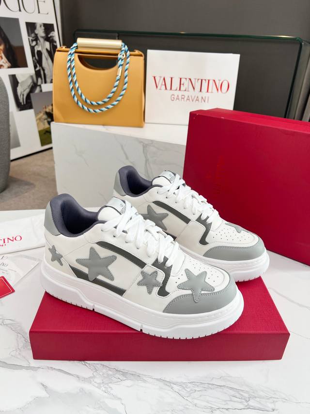 工厂价： 华伦天奴 Valentino 早秋新款星星鞋上线啦！王鹤棣任嘉伦好多明星都穿过，谁能拒绝和王鹤棣同款情侣鞋呢！星星直戳我心设计又酷又辣，鞋子的材质是牛