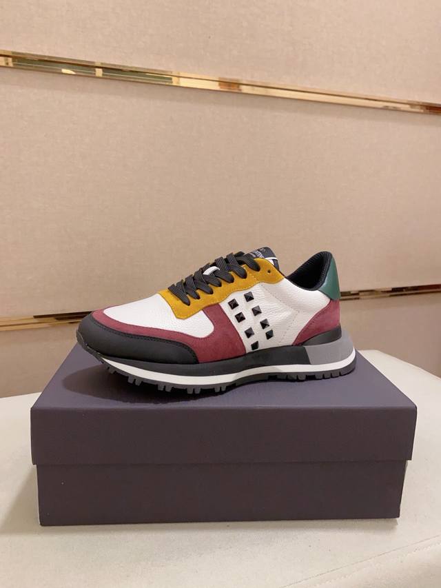 工厂价: Valentino 华伦天奴小白鞋原版复刻货来袭超多网红明星上脚图正品香港5500港币购回各个部位都是正品开模、拒绝看图做货鞋面采用头层大粒纹牛皮。内