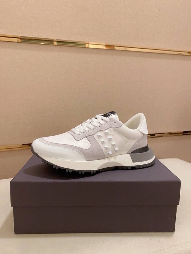 工厂价: Valentino 华伦天奴小白鞋原版复刻货来袭超多网红明星上脚图正品香港5500港币购回各个部位都是正品开模、拒绝看图做货鞋面采用头层大粒纹牛皮。内
