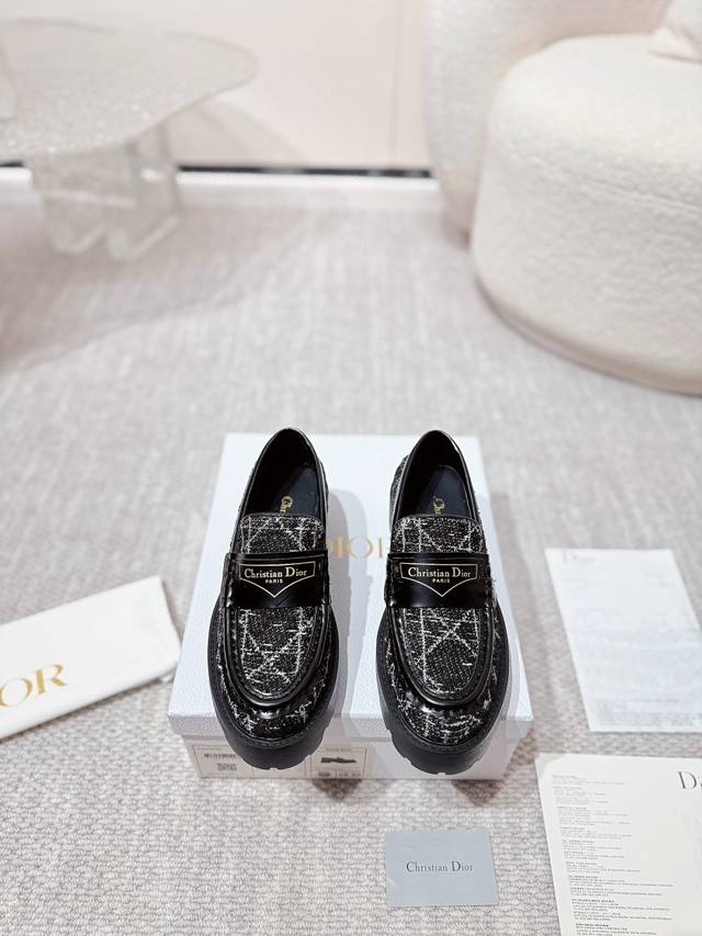 工厂价 明星金智秀同款. DIOR CHRONO 迪奥. D家高版本24ss年度专柜新品. 秋冬新款乐福鞋～顶级品质. 购入原版，精心打造、只为复刻原版一致、版