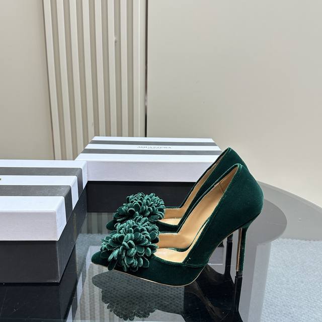厂价 Aquazzura ｜金菠萝新品单鞋 _______________________________ 这种Blingbling的鞋子真的绝美女孩子真的无法