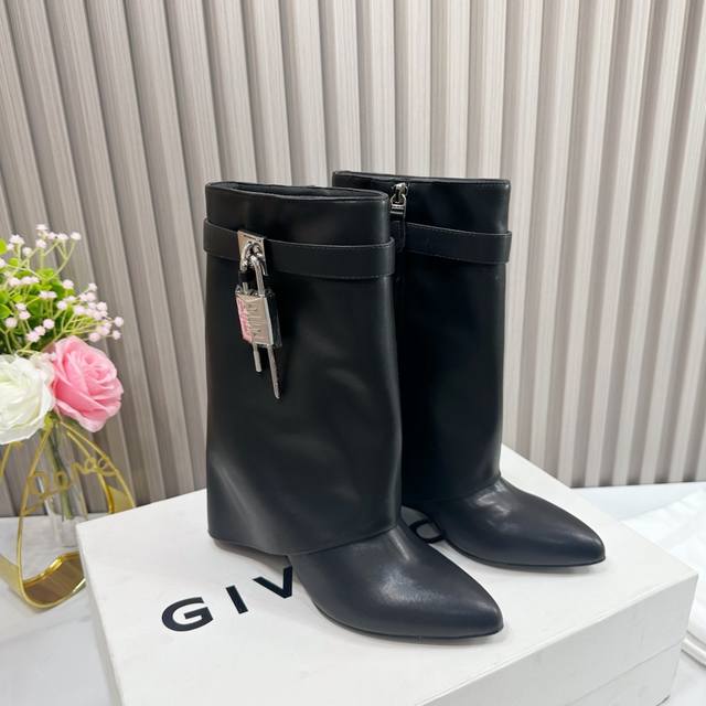 出厂 2024SSS 重磅推出GIVENCHY 纪梵希 春夏新款 品牌标志性的一如既往地呈现复古优雅，各种造型都能轻松驾驭。 1鞋面：釆用牛皮 2内里：进口羊皮
