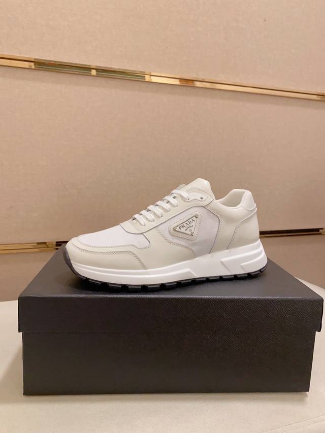 全新春款 PRADA 普拉达 专柜同步上市， 新款男鞋、面料精选头层牛皮 透气网内里牛皮鞋垫。原版开模防滑橡胶大底，精美线条、简约大气，上脚舒服上挡次、休闲旅游