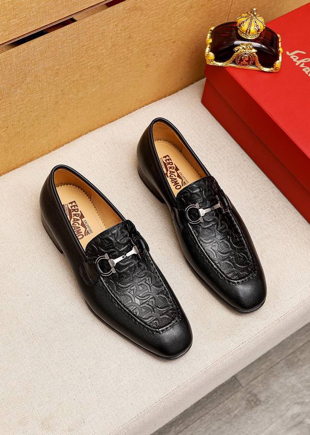 商品商标：Ferragamo 菲拉格慕 休闲皮鞋 正码码数: 38-44 45订制 商品材料：精选 进口头层小牛皮压花鞋面+奢华五金扣，进口水染牛皮内里。强烈立