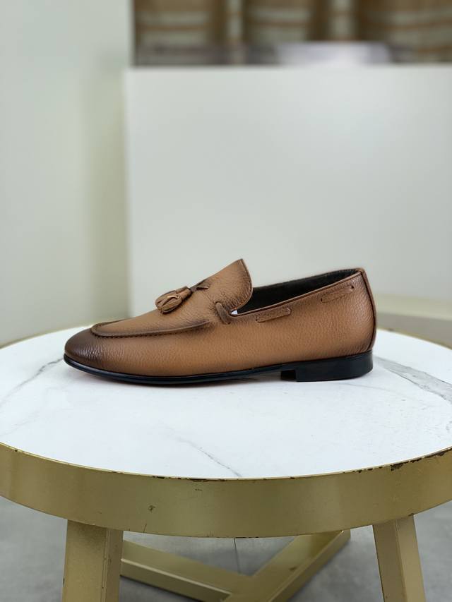 工厂价 Santoni 圣东尼 高级真皮大底 意大利男士手工小牛皮鞋出货！这个意大利纯手工鞋履品牌的每一双鞋设计简洁经典，上脚非常舒适百搭！ 用“新贵”来形容意