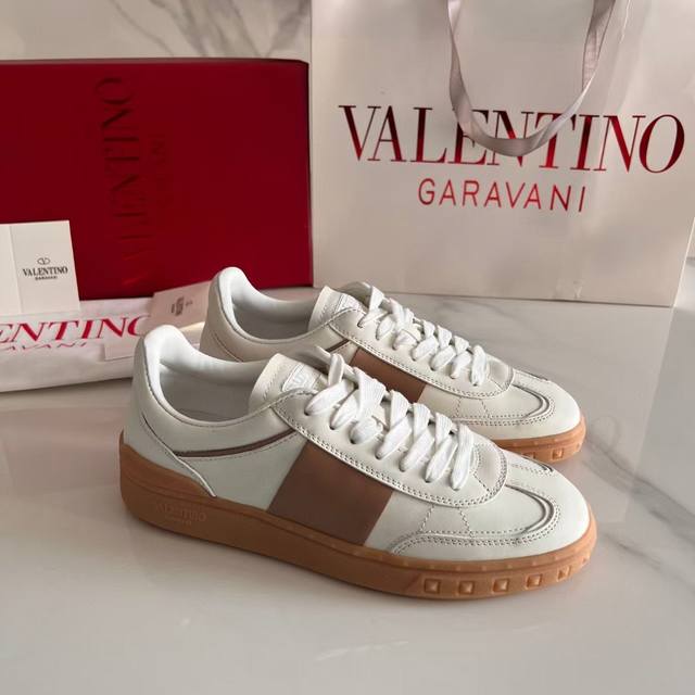 原单品质 市场顶级版本 VALENTINO 华伦天奴 最新时装周走秀 情侣 款 ，独特设计时尚一族特现脚瘦一款百塔的时尚产品 面料：鞋头采用高丝光三角纹牛皮与A