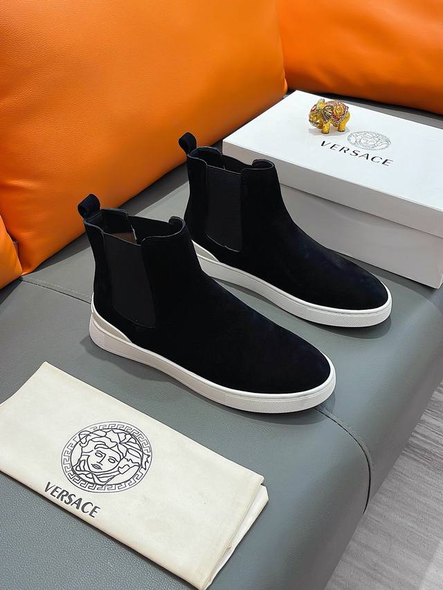 商品名称：VERSACE 范思哲 正规码数: 38-44 高帮鞋 商品材料：精选 牛皮鞋面，柔软羊皮内里；原厂大底。