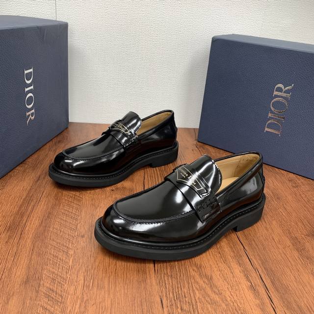 编码： DIOR 迪奥 男士乐福鞋出货这款乐福鞋彰显优雅气质和摩登风范。采用黑色亮面牛皮革精心制作，双层结构横饰带饰以金色logo标识 ，进口车床精工缝线，套脚