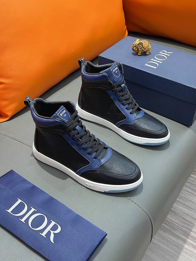 商品名称：DIOR 迪奥 正规码数: 38-44 高帮鞋 商品材料：精选 牛皮鞋面，柔软羊皮内里；原厂大底。