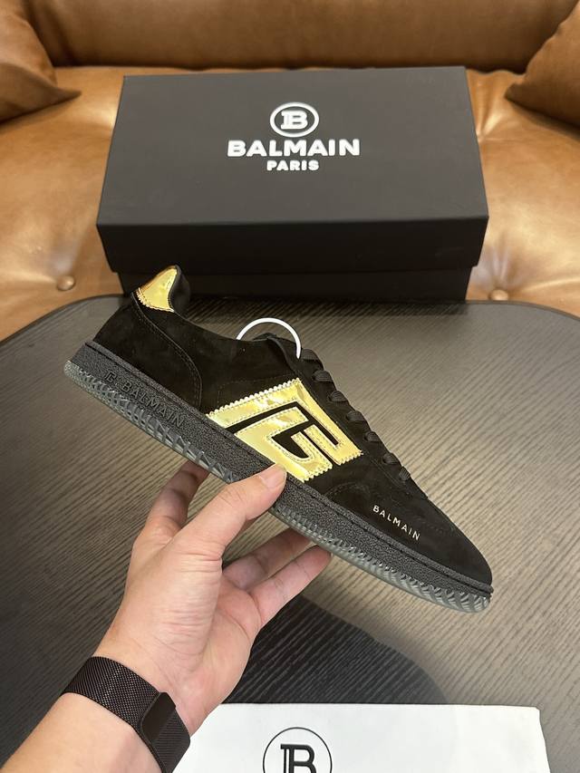 实价 。BALMAIN巴尔曼B-Skate运动鞋 B-Skate 多材质拼接撞色运动鞋 ，鞋面饰有黑色鞋带，皮革拼接鞋舌点缀 Balmain 徽标， TPU 鞋