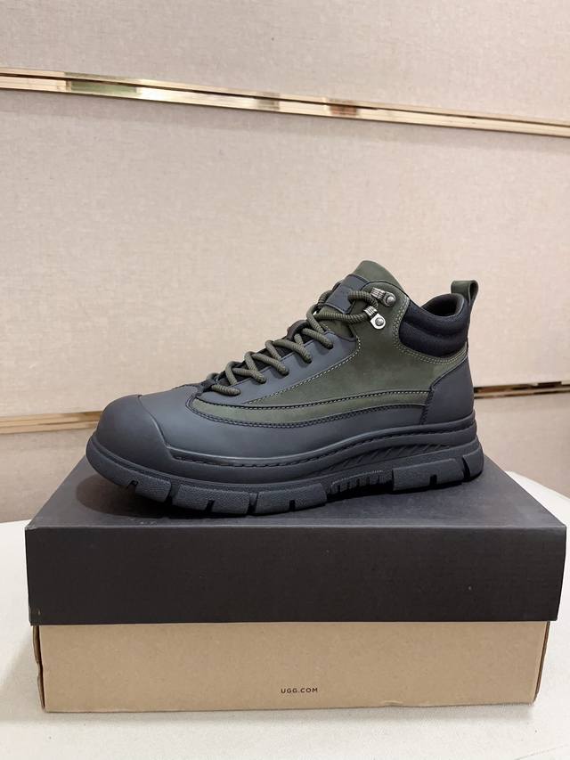 工厂价: 高端货 UGG最新款 1：1品质，面料:欧洲进口牛皮高端品质头层牛皮。内里:羊毛内里，鞋底: 纯进口橡胶发泡大底。高端货，做工精细，潮流时尚。上脚非常