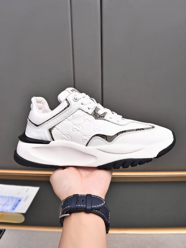 古奇 运动鞋 size：38-44 45定做 全新运动鞋采用小牛皮压花接拼精致线条与鞋舌经典Logo，冲击力十足！发泡超轻耐磨大底！