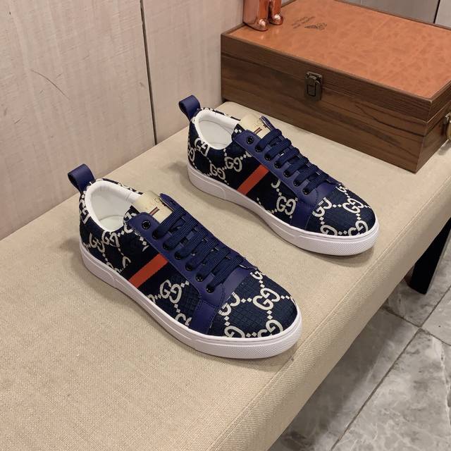 新款: 厂价: 古奇Gucci* 最新爆款休闲鞋，顶端品牌奢侈～代购，顶级～质量。鞋面選用进口透气牛皮搭配材质透气羊皮垫脚 精细做工。原版个性时尚柔软橡膠耐磨防