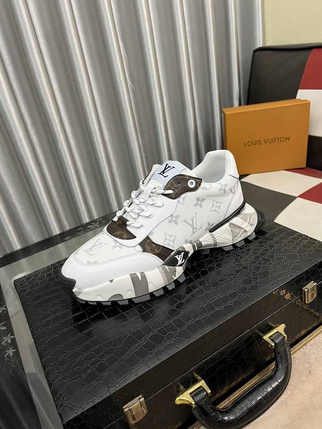 LV 新款男士休闲鞋，全球限量款鞋面采用原版皮料LOGO鞋面顶级做工 ！内里垫脚:纯进口羊皮内里 系带板鞋舒适透气 奢华尊贵 ！码数：38-442色可选