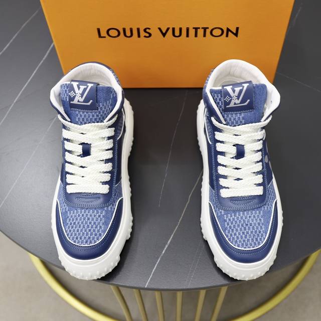 LV家新品 Louis Vuitto* L*V SPACE LANDER 便鞋 官方售价RMB , 这款便鞋出自2024早秋系列 以Monogarm 丹宁布
