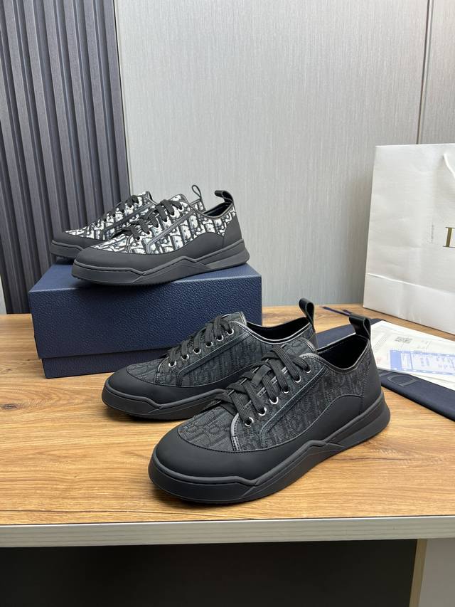 工厂价 Dior 迪奥 男士经典爆款热卖进口CD面料+羊皮内里+舒适网垫，，原版橡胶耐磨大底。高品质出货码数38-44， 45订做